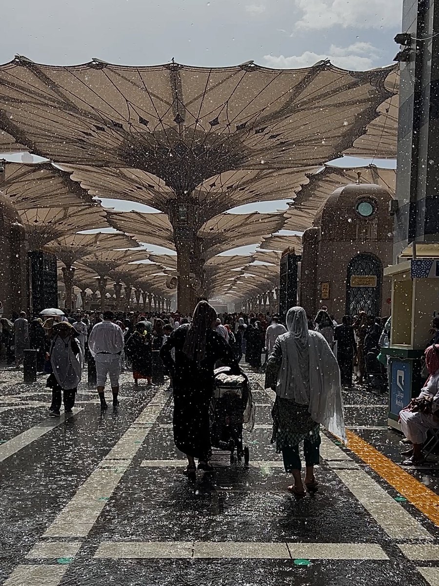 Isvvr_'s tweet photo. جمعة والمدينة ومطر 💙💙💙 https://t.co/COS9wJtJfy