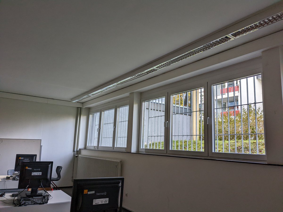 EduDobler's tweet photo. Irgendwie musste ich heute bei der Arbeit im PC-Raum an die Impulse Schule oder Knast von  @DomBruck denken. https://t.co/9nd9Nk8Itd