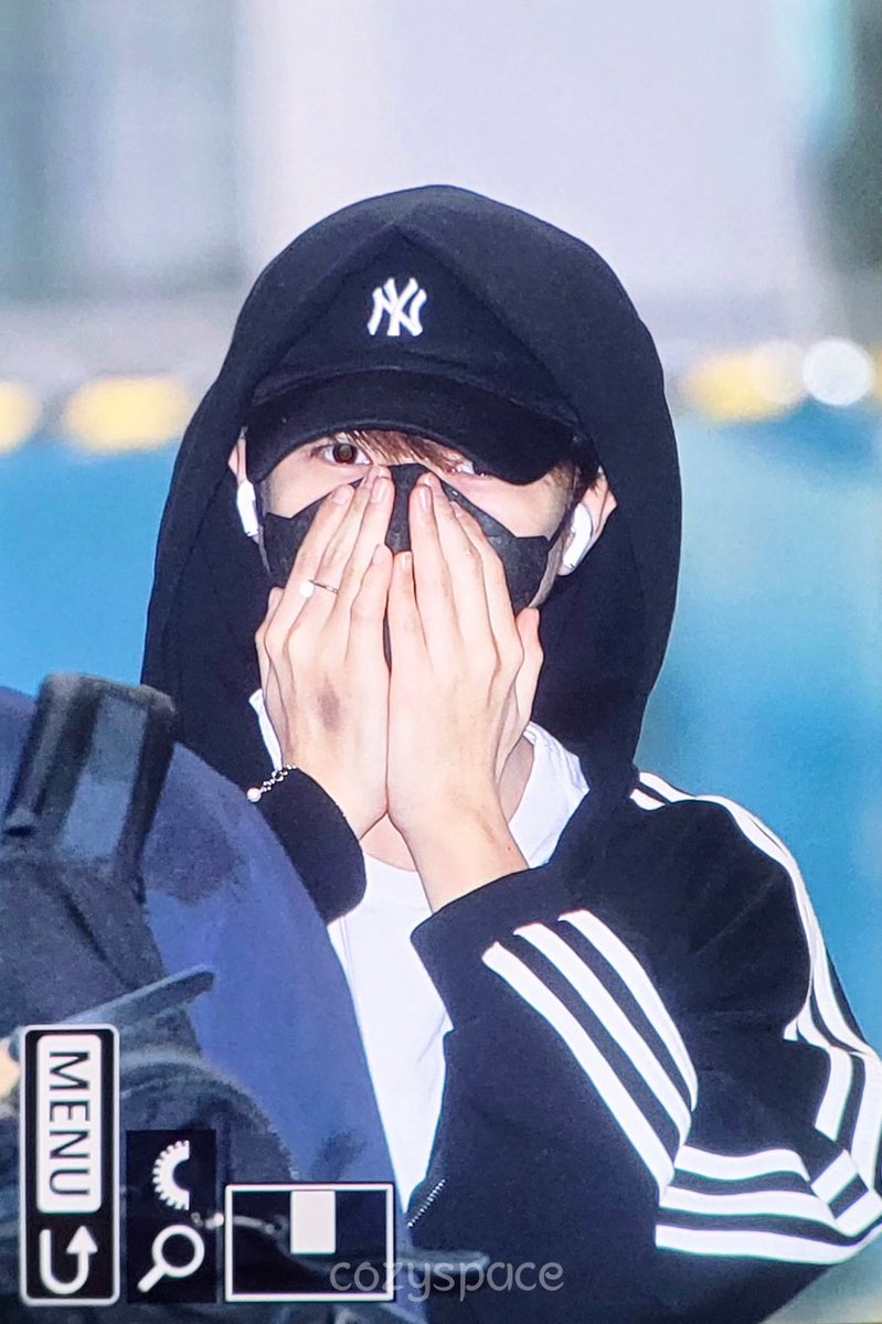 COS_323205's tweet photo. 221111 ICN 출국 
#런쥔 #RENJUN 손등점. https://t.co/VYXRGcEjDG