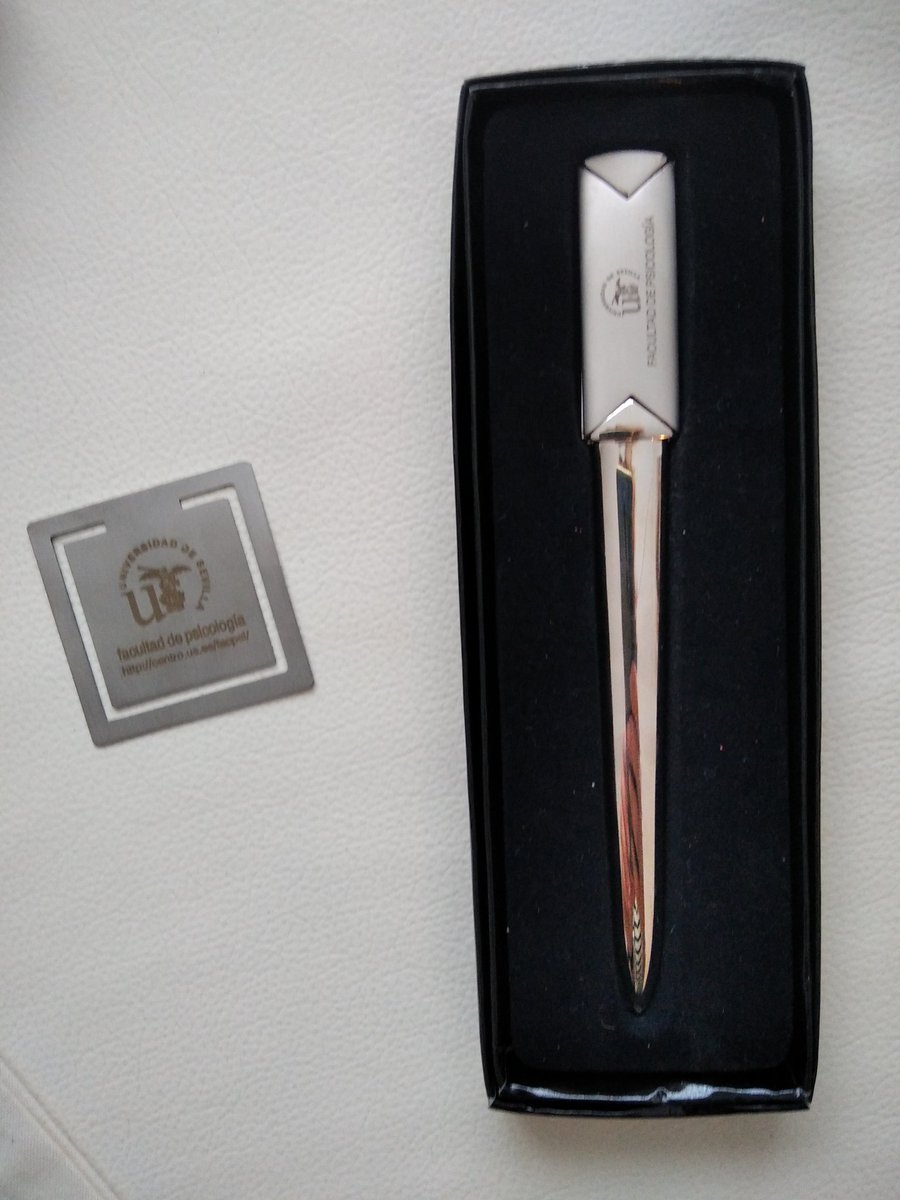 Siempre vuelvo contenta de mis presentaciones. Me llevo cariños, abrazos, regalitos... Pero hay algunas especiales. Días mágicos. Ayer y anteayer fueron unos de esos días. <a href="/JusticiaLing/">Justicia Lingüística</a> y <a href="/ErizoPapel/">El Erizo de Papel</a> me devuelven a casa  mejor de lo que me fui. Ni torrijas hicieron falta.