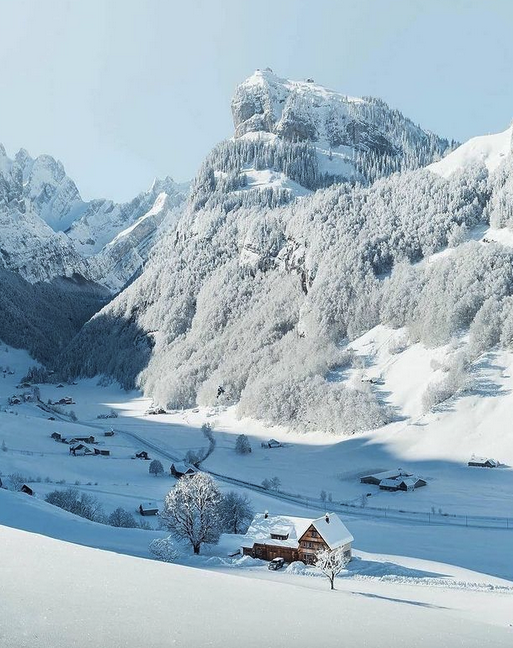 STCorpComm's tweet photo. #SchweizerWinter im #Appenzellerland: #Winterwunderland mit #Fondue &amp; #Schweizer #Brauchtum! #IneedSwitzerland @20min 🇨🇭❄️🫕https://t.co/F3B9rWJzeP https://t.co/X0hiEPMrxw