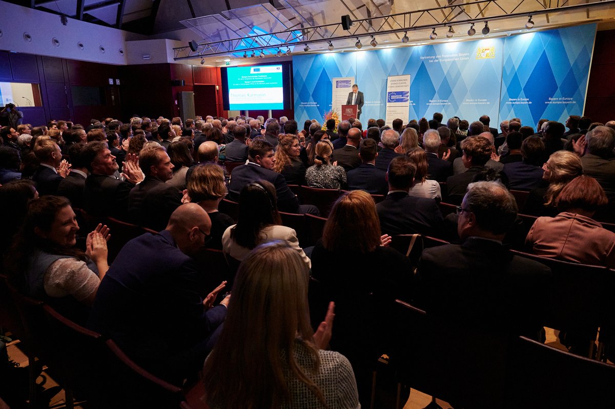 eu_local's tweet photo. Volles Haus beim 30. Jubiläum des Europabüros der bayerischen Kommunen! Ein gelungener Abend mit hochkarätigen Gästen, einer eindrucksvollen Festrede von @EP_President Metsola und herzlichen Begrüßungsworten von @MelanieHuml. Herzlichen Dank für die Glückwünsche! #eu_local https://t.co/UJaUMdIkNJ