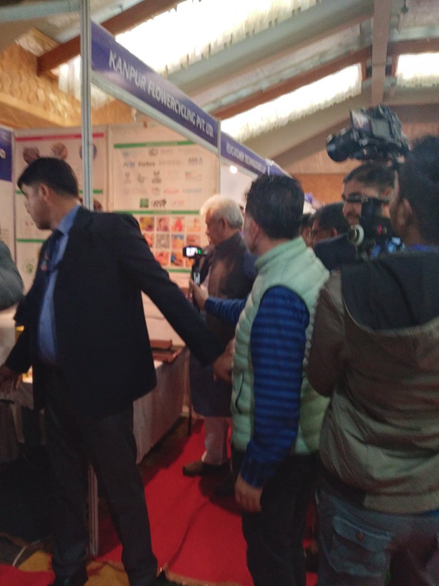 Hon. Lieutenant Governor, Union Territory of Jammu and Kashmir Sri.Manoj Sinha visited Thooshan stall and accepted our biodegradable tableware samples.
#Thooshan #biodegradable #innovation #sustainability
