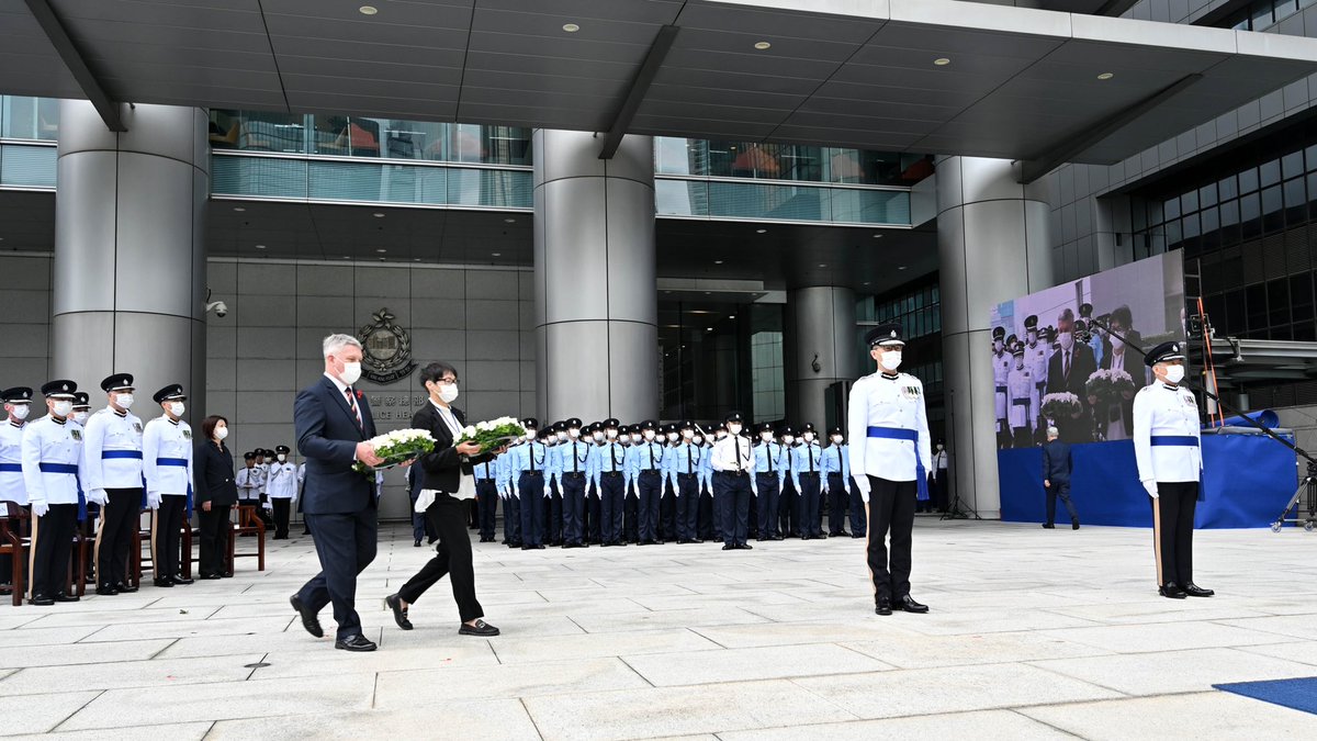 hkpoliceforce's tweet image. #FallenButNotForgotten|On #RemembranceDay , we solemnly unveiled the Force Memorial Wall engraved w/ the names of 370 regular+auxiliary officers who lost their lives during #WW1+#WW2 &amp;amp; #InTheLineOfDuty since #HKPF’s establishment in 1844. #LestWeForget their devotion to protect🇭🇰