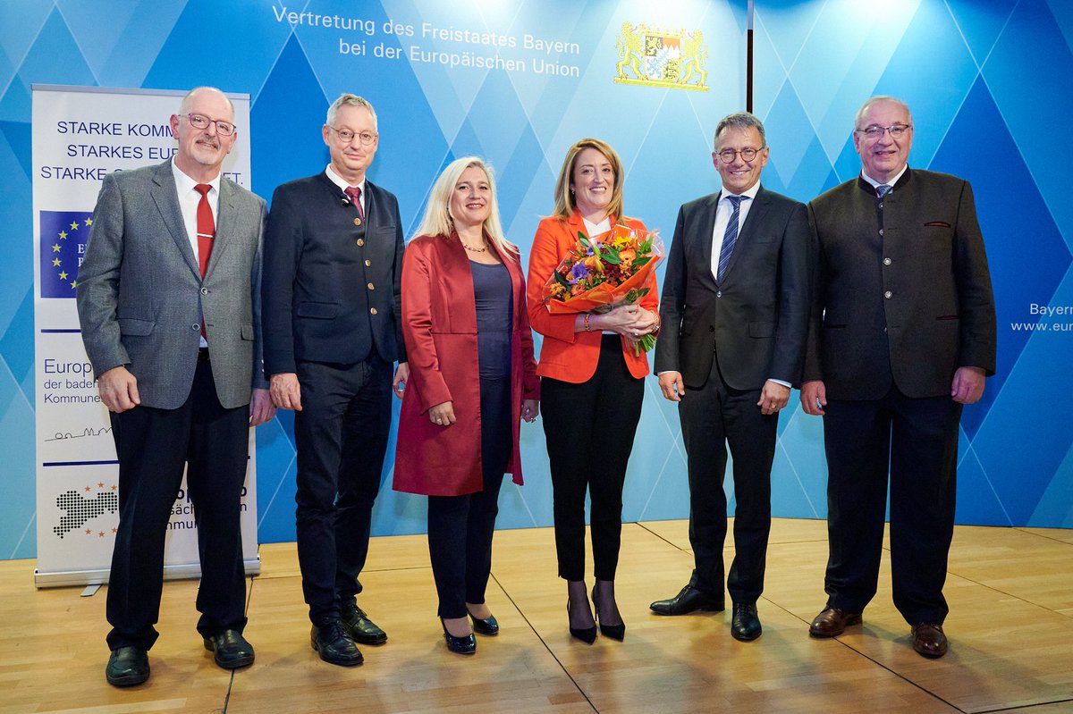 Volles Haus beim 30. Jubiläum des Europabüros der bayerischen Kommunen! Ein gelungener Abend mit hochkarätigen Gästen, einer eindrucksvollen Festrede von <a href="/EP_President/">Roberta Metsola</a> Metsola und herzlichen Begrüßungsworten von <a href="/MelanieHuml/">Melanie Huml</a>. Herzlichen Dank für die Glückwünsche! #eu_local