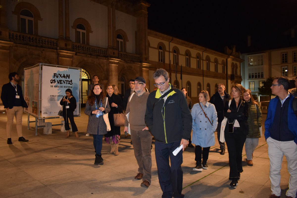 depulugo's tweet photo. 🌃 As persoas participantes no #ForumLugo2022 visitaron onte á noite o Lugo nocturno da man de Lidia de la Fuente @CaminosConArte e de @depulugo 

 #ForumLugo2022 @espanacreativa https://t.co/E7H2VkfrXe
