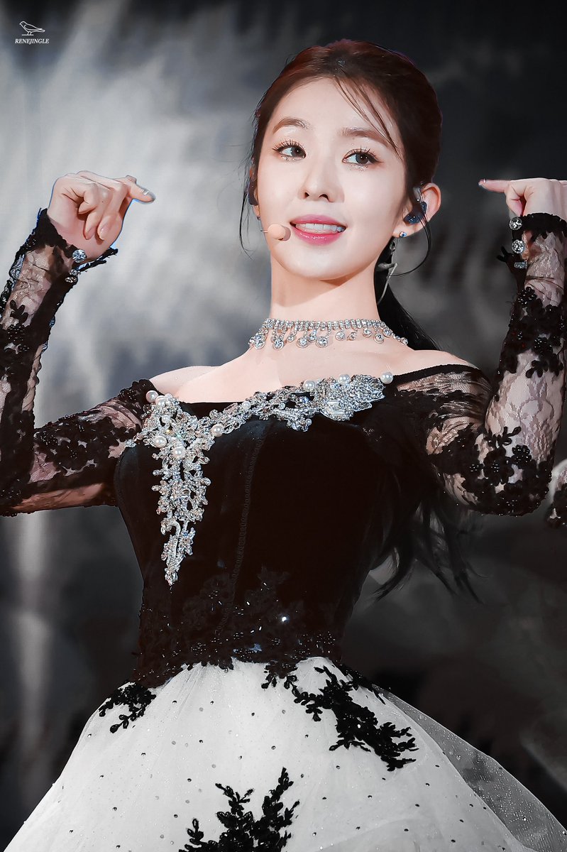 ReneJingle's tweet photo. 221108 GMA𓅫

🖤🦢

#아이린  #배주현 #IRENE https://t.co/cIEiGXA2u0