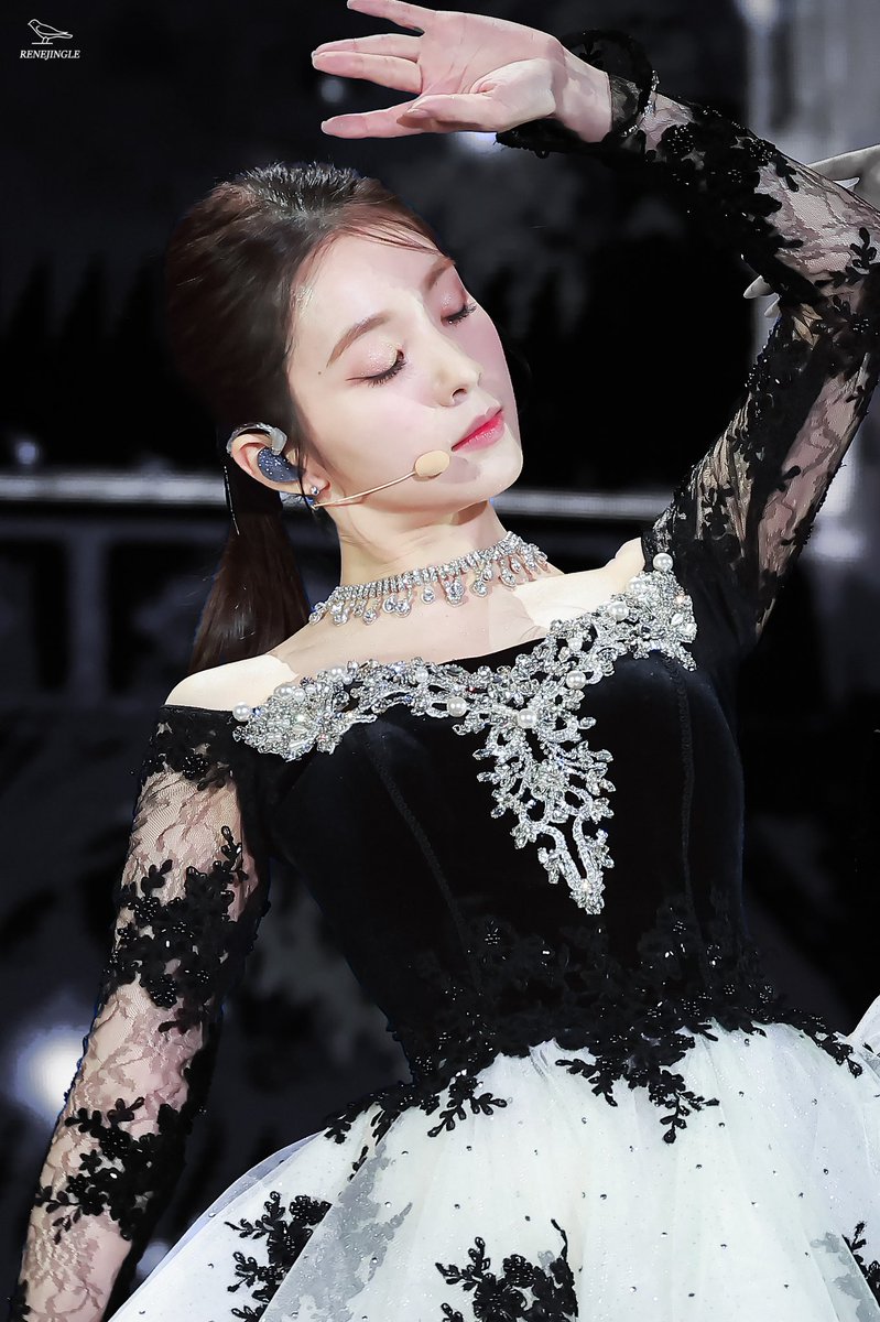 ReneJingle's tweet photo. 221108 GMA𓅫

🖤🦢

#아이린  #배주현 #IRENE https://t.co/cIEiGXA2u0
