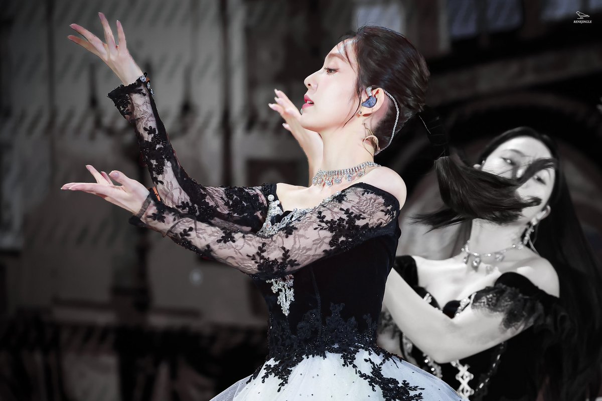 ReneJingle's tweet photo. 221108 GMA𓅫

🖤🦢

#아이린  #배주현 #IRENE https://t.co/cIEiGXA2u0