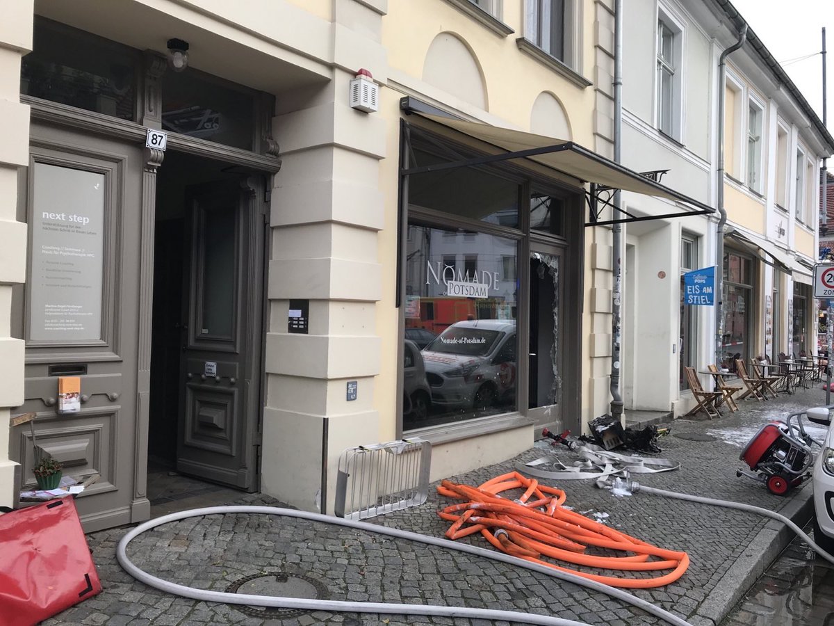 FwPotsdam's tweet photo. Der Brand in einem Laden wurde im Bereich der Küche lokalisiert und schnell gelöscht. Dadurch konnte eine Ausbreitung verhindert werden.
31 Einsatzkräfte der #Berufsfeuerwehr, #FFBornstedt & #FFBornim waren zur Brandbekämpfung (& 18 zur Wachbesetzung) #FürPotsdamImEinsatz. ^AT https://t.co/uJepn4CIiQ