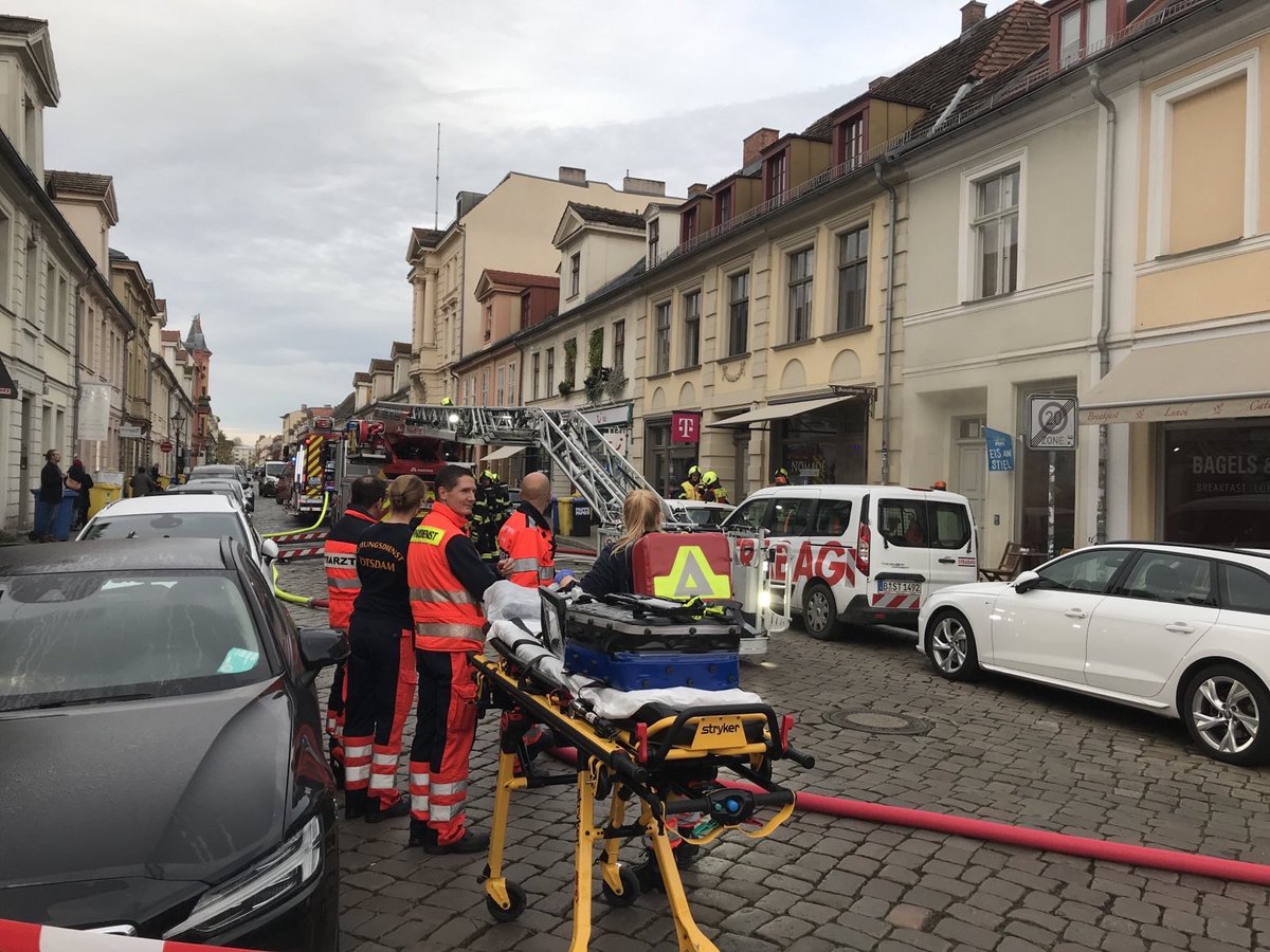 FwPotsdam's tweet photo. Der Brand in einem Laden wurde im Bereich der Küche lokalisiert und schnell gelöscht. Dadurch konnte eine Ausbreitung verhindert werden.
31 Einsatzkräfte der #Berufsfeuerwehr, #FFBornstedt & #FFBornim waren zur Brandbekämpfung (& 18 zur Wachbesetzung) #FürPotsdamImEinsatz. ^AT https://t.co/uJepn4CIiQ