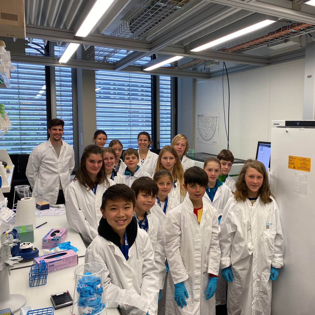 Happy to have introduced a new generation of #YoungScientists to the world of high-content imaging of #PrimaryCells as part of #Zukunftstag. The program was inspired by our most recent publication studying #ImmuneCell heterogeneity. 👩‍🔬👨‍🔬🔬 @ETH