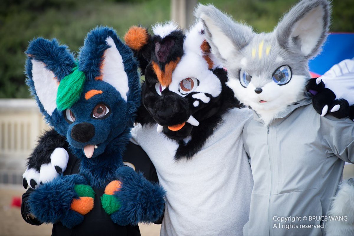 Happy Fursuit Friday! 
With <a href="/Weijia96/">Wei</a> and <a href="/raztheavali/">Raz</a>
#FursuitFriday

📷 <a href="/lethal33/">Apollo アポロ</a>
✂️ @Kaiju_Creations