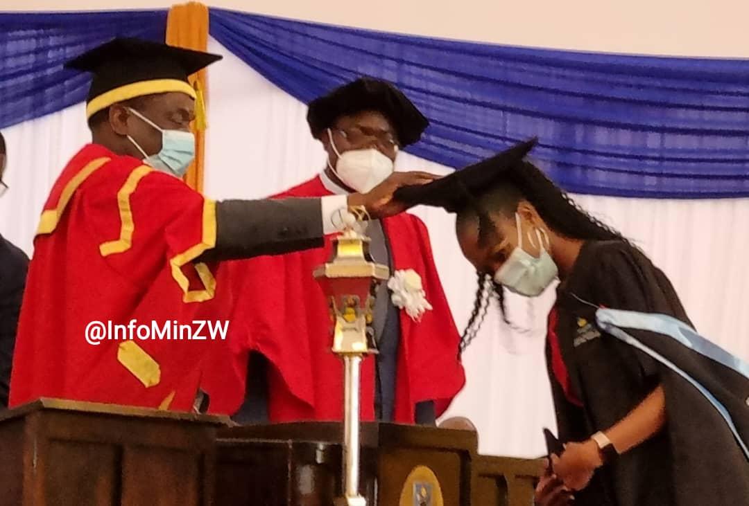 GondaiMutongi's tweet photo. President @edmnangagwa is now capping the graduands #NUSTgraduation #Zimbabwe๐ฟ๐ผ https://t.co/Bt7YsU0sXM