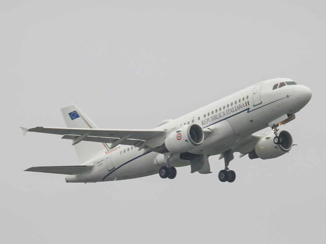 DLNetherlands's tweet photo. Aeronautica Militare 🇮🇹
Airbus A319-115(CJ) #33FFAF
Amsterdam -> Maastricht 🇳🇱🇳🇱
Italian AirForce 9001 departing RWY24. Onboard is the Italian President 🤴who's on a three-day state visit here in the Netherlands 🇳🇱
#NLspot #IAM9001 @scan_sky @air_intel #Airbus https://t.co/TzTymuvzm6