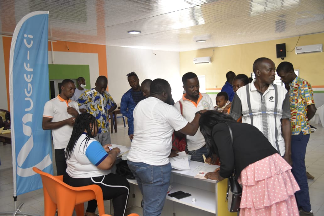 Mugefci's tweet photo. A la suite de la présentation de M. Odon sur les Conseils Consultatifs Locaux, Mme Touré a exposé sur les produits MUGEF-CI qui a abouti à de nombreuses souscriptions. 

#MUGEFCI #Mutualiste #civ225 #FormationCCL #CCL https://t.co/G74bbO7ryc