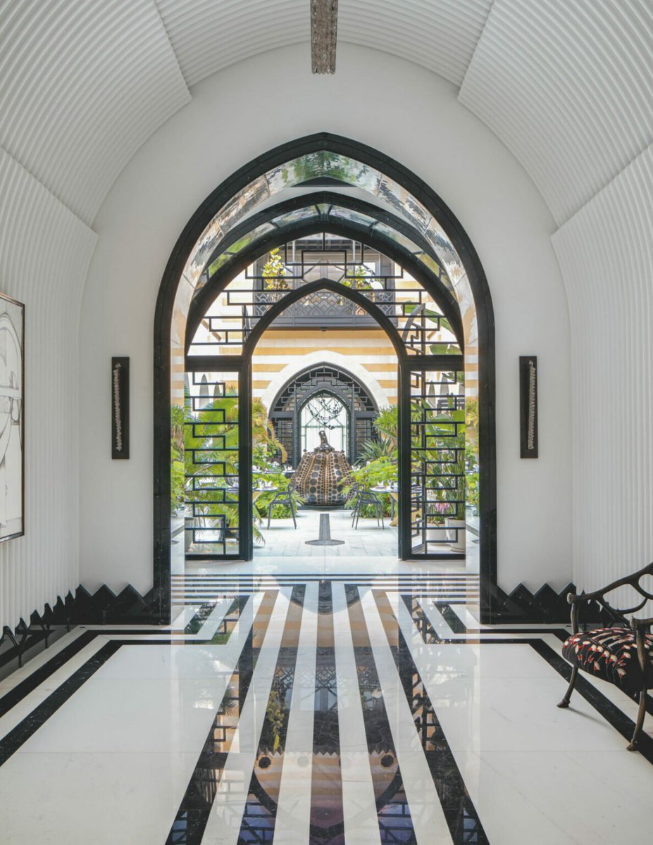 designiary's tweet photo. المصمم اللبناني العالمي وليد سفير
فاز بجائزة عن تصميمه لـ فيلا في الكويت ..
الجميل في هذا المشروع إستعمال المصمم عناصر العمارة العربية التقليدية بطريقة خارجة عن المألوف.. مثل المشربيات بالواجهات, والخطوط والزخارف في الشبابيك. 😍👏
 طاولة الطعام من قطع الاثاث التي صممتها زها حديد. https://t.co/YTA5A33QaE