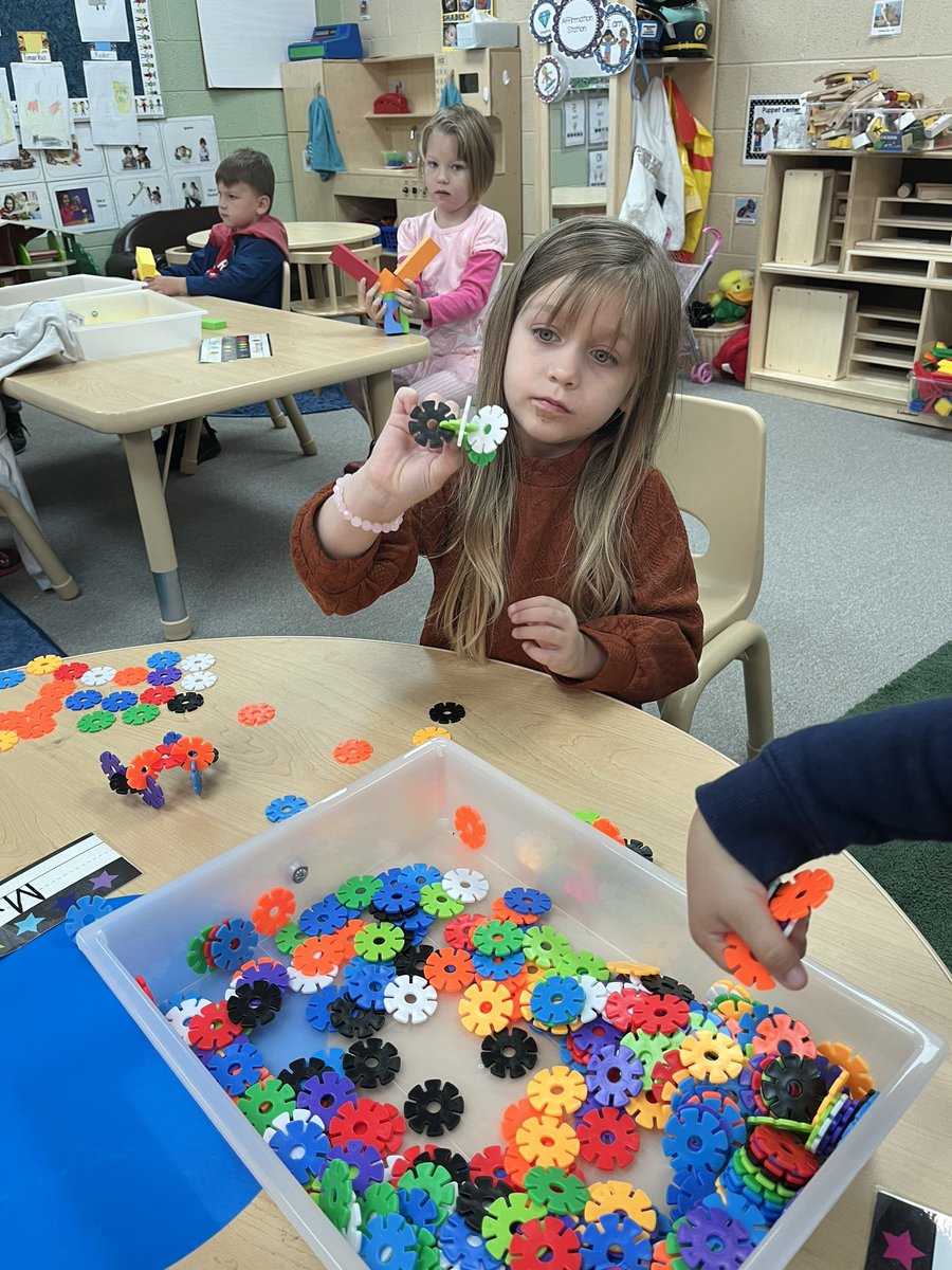 CheriZweng's tweet photo. DK students take part in using age appropriate STEM bins. These are rotated biweekly and students use observational skills, problem solving and higher order thinking. They always find new ways to use and explain their thoughts. #mylsps #dklsps #STEM https://t.co/ptsJnyfMCF