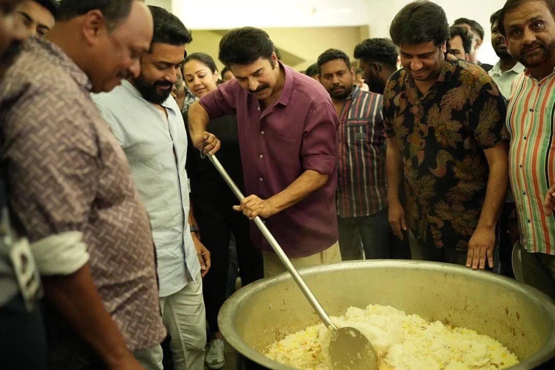 AarvaKolar's tweet photo. Photos of #Suriya &amp; #Mammootty cooking while filming in mammootty's next alongside #jyothika. The bond they both share is 🫶

#Kollywood #cinema #LatestNews #Suriya #Mammooty #Mollywood https://t.co/hAVKoEEwJp