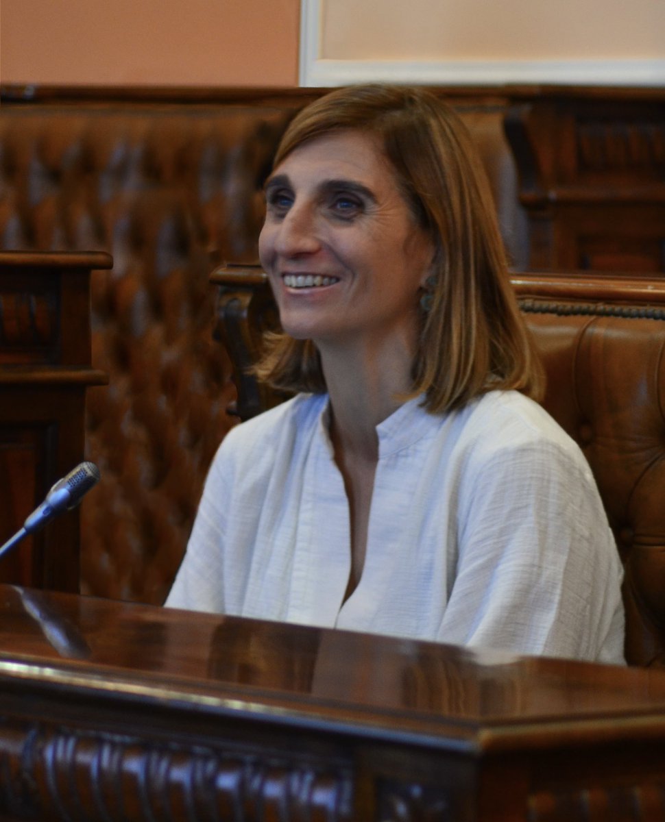 OFIZIALA DA:  
Irungo 2023ko udal hauteskundeetarako EH Bilduren hautagaia: 

Oihana Briones Aramendi

Irungo EH Bilduren izenean, eskerrik asko hartutako erabaki ausart honengatik. Herritarren aldeko lan paregabea egingo duzula badakigu. Bide berri honetan alboan izango gaituzu!