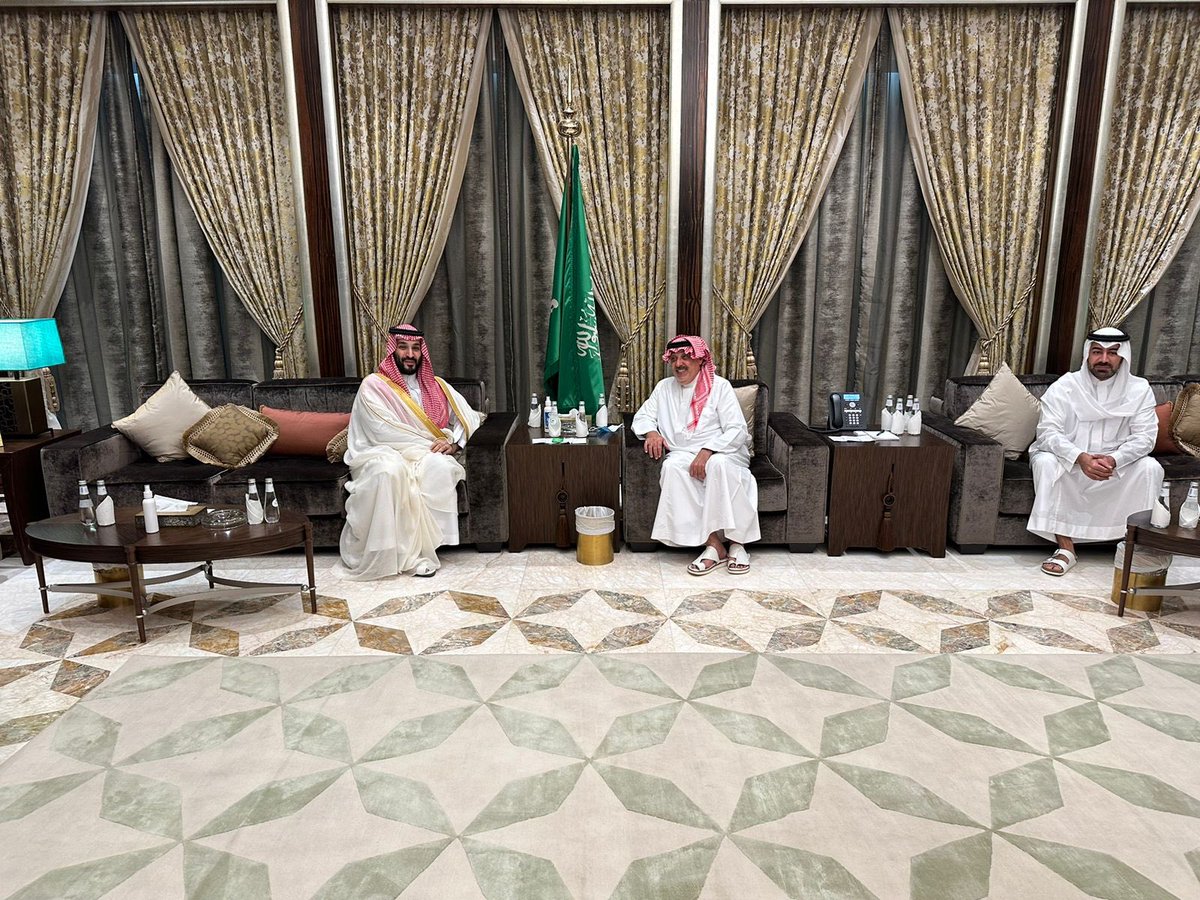 ولي العهد الأمير محمد بن سلمان يقدم العزاء في وفاة والدة الأمير متعب بن عبدالله.

-