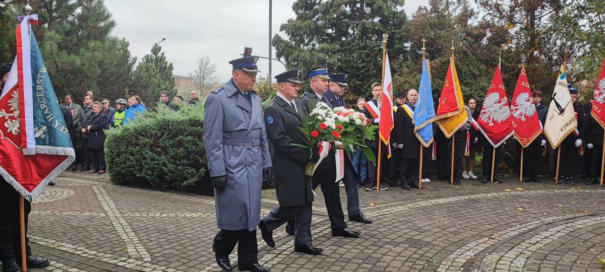 KP_PSP_Chojnice's tweet photo. Komendant Powiatowy Państwowej Straży Pożarnej w Chojnicach brał udział w Powiatowych Obchodach Święta Niepodległości.  Pod pomnikami Orła Białego i Chrystusa Króla wspólnie z przedstawicielami służb mundurowych złożone zostały wieńce i kwiaty. https://t.co/t4N91M91tb