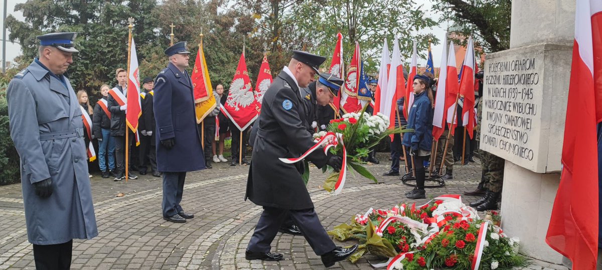 KP_PSP_Chojnice's tweet photo. Komendant Powiatowy Państwowej Straży Pożarnej w Chojnicach brał udział w Powiatowych Obchodach Święta Niepodległości.  Pod pomnikami Orła Białego i Chrystusa Króla wspólnie z przedstawicielami służb mundurowych złożone zostały wieńce i kwiaty. https://t.co/t4N91M91tb