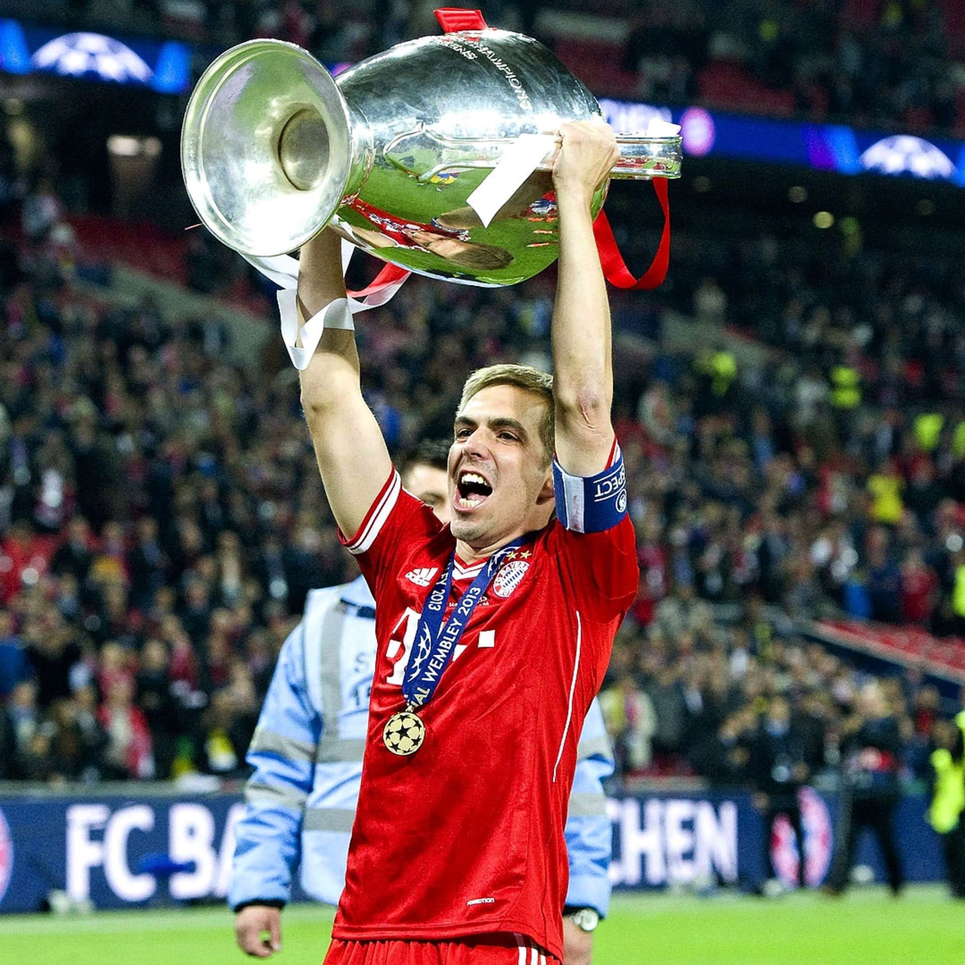 Happy birthday to the greatest right back in football history and legendary captain PHILIPP LAHM      
