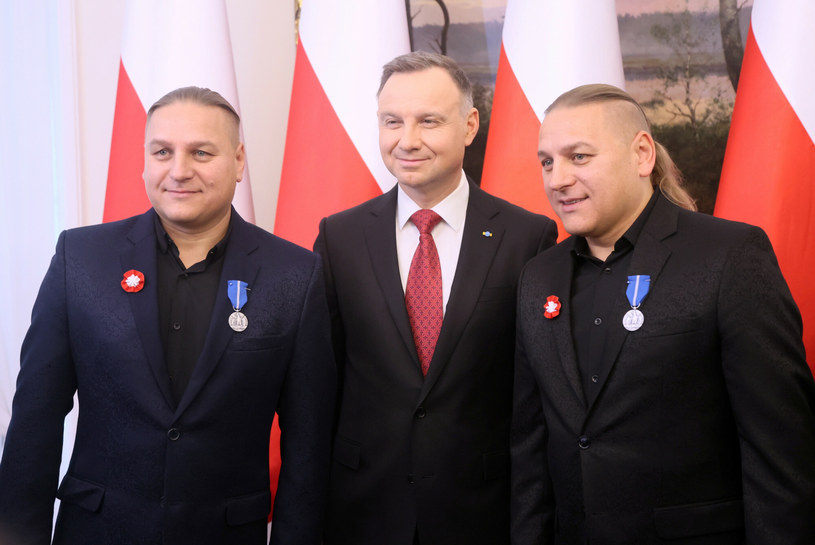 TomaszTheT's tweet photo. Jak już tak rozrzuca te medale, to medal powinni też dodawać do pińcetplusa.
Błyszczałyby na piersiach madek, a i czesterfilda byłoby o co łatwo skiepować i kapsel z piwa zdjąć. #Duda #Golec https://t.co/K2ZkE0JqWD