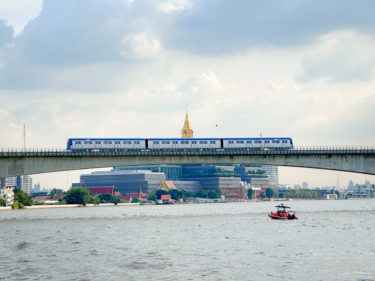 trainlism's tweet photo. MRT Blue Line over river.
#MRTBlueLine #Thailand #Bangkok #Trainlism https://t.co/oZDylTLLmT