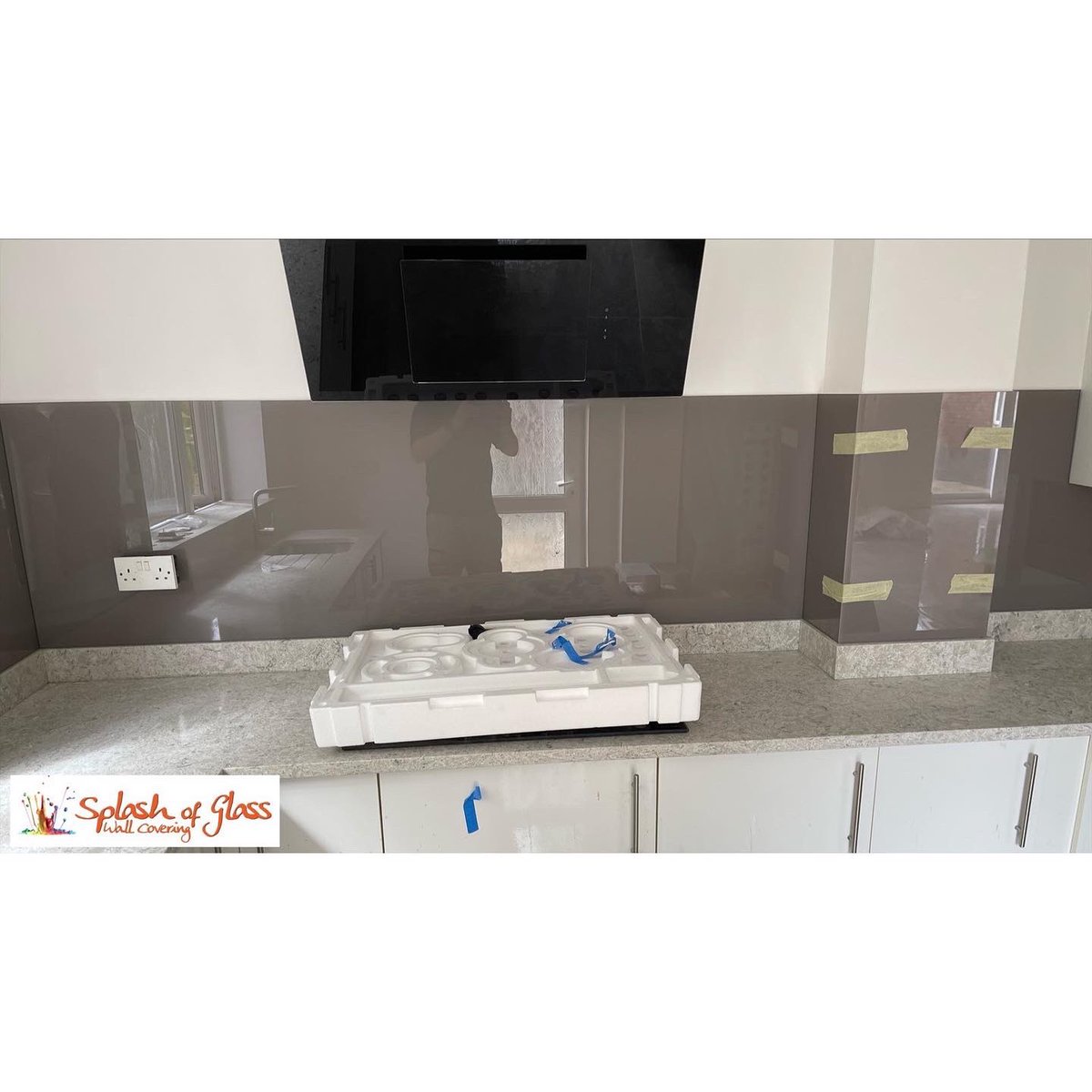 officialASOG's tweet image. Glass splashbacks are perfect for brightening up your space. 🌞Bringing in character and complimenting what’s around. Just like this mink splashback complimenting the dark tones within the worktop. 👏🏼

Fitted on behalf of Kash Kitchens