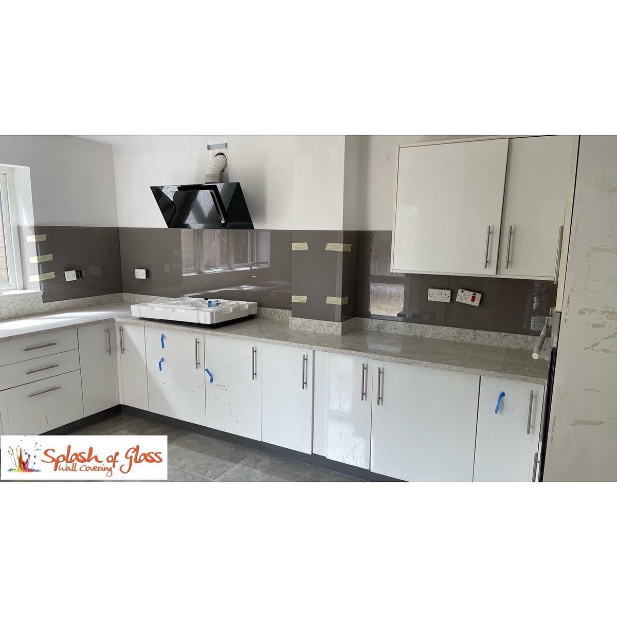 officialASOG's tweet image. Glass splashbacks are perfect for brightening up your space. 🌞Bringing in character and complimenting what’s around. Just like this mink splashback complimenting the dark tones within the worktop. 👏🏼

Fitted on behalf of Kash Kitchens