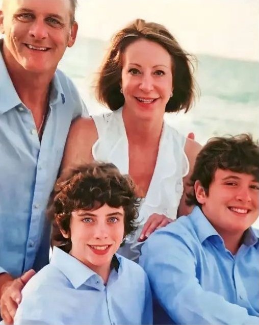 Victory is worth steadfastness not for the sake of the beautiful family and there are good days waiting for you Only trust the plans of God Almighty always pray and pray to the Lord that Cameron comes back to you and your embrace
And you will return to the best and happiest famil