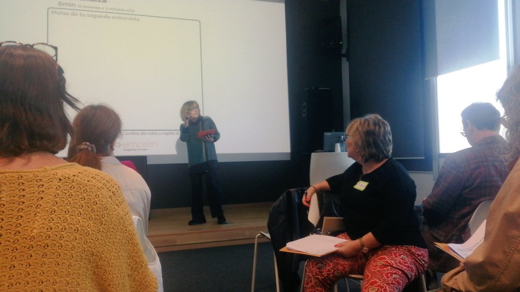 Treballant en el taller de <a href="/TeiaGuix/">Coempren</a> a la jornada #alimentaelteunegoci després del coffee-break