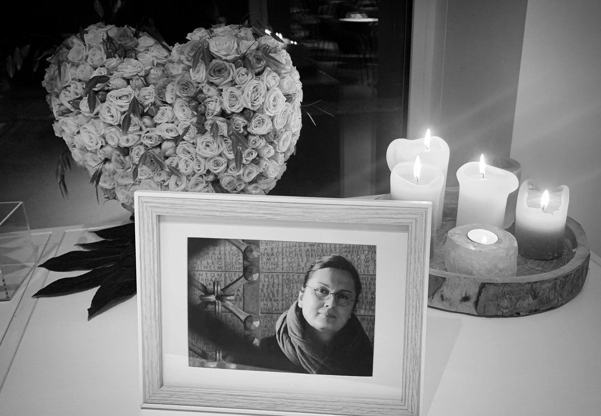 Ptje_VB's tweet photo. Een jaar voorbij.... nog steeds onwerkelijk.... vandaag brand ik een kaarsje voor @julalouise 🌟
Voor altijd in ons ❤️
Ik denk ook aan jou lieve @EvalienEv 
Heel veel sterkte en kracht 🍀 https://t.co/zbEsERF3Lg
