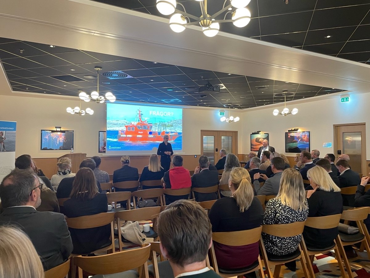 Omkring 80 personer deltog igår, torsdag, på Sjöfartsverkets branschråd i Göteborg för att diskutera sjöfartsfrågor och lyssna på Sjöfartsverkets talare.

Läs mer om dagen här: sjofartsverket.se/sv/om-oss/nyhe…

Foto: Fredrik Strömbäck/Sjöfartsverket