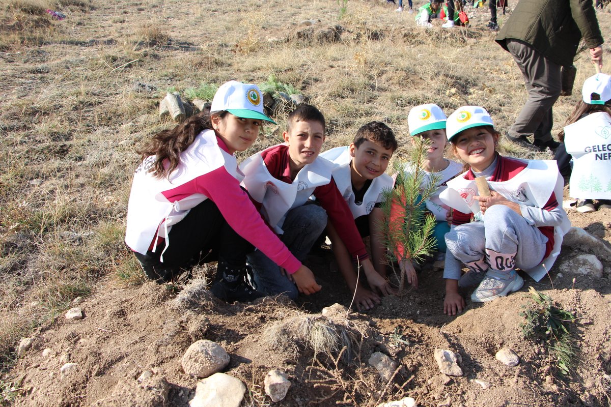 kaymakamcandir's tweet photo. #11KasımMilliAğaçlandırmaGünü kapsamında ilçemizde fidanlar vatan toprağıyla buluştu. 
#TürkiyeYüzyılınaNefes 
🌱🌲🌳 https://t.co/JS598sMwrU