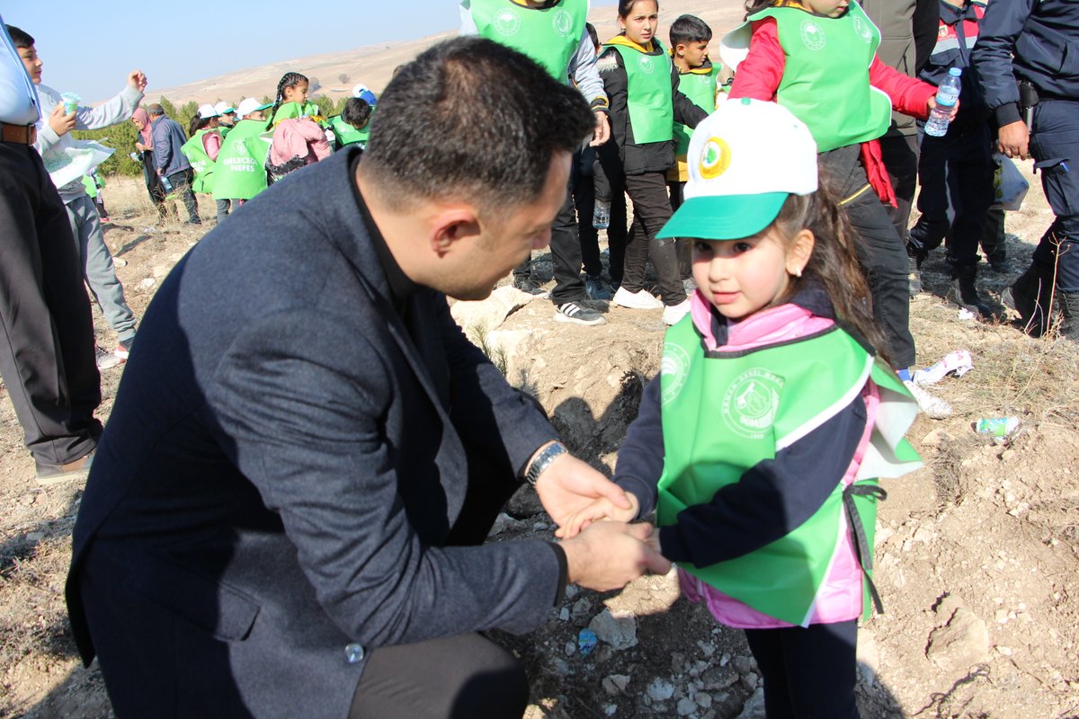 kaymakamcandir's tweet photo. #11KasımMilliAğaçlandırmaGünü kapsamında ilçemizde fidanlar vatan toprağıyla buluştu. 
#TürkiyeYüzyılınaNefes 
🌱🌲🌳 https://t.co/JS598sMwrU