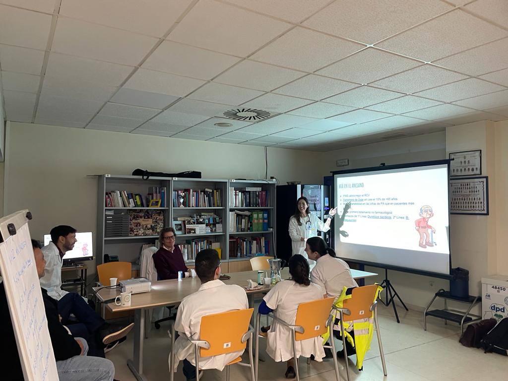 CCalasparra's tweet photo. Presentación de nuestro protocolo de actuación "HTA en Atención Primaria: Diagnóstico, objetivos, tratamiento y situaciones especiales" a cargo de nuestra R1 Esther Moreno.  #docendodiscimus https://t.co/iz1dtT6sSf