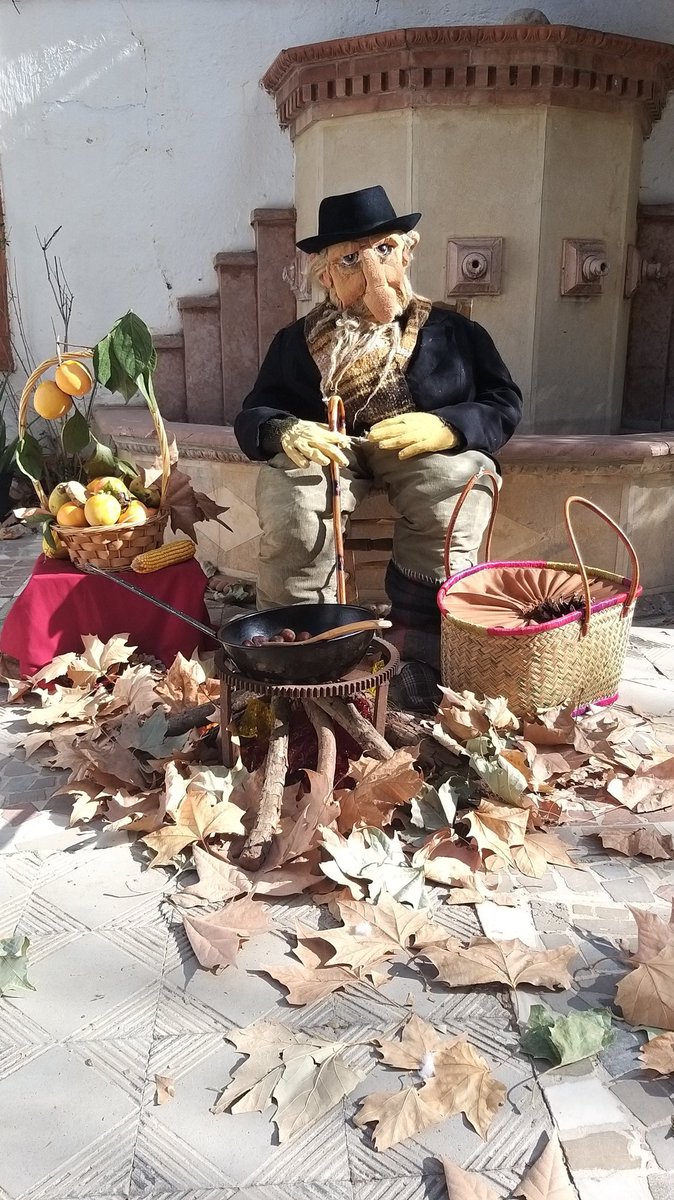 AlqueriaEduca's tweet photo. Espléndido día para celebrar la Fiesta del Otoño en @AlqueriaEduca con la visita del Señor Otoño un año más, el encuentro literario con la etapa de Primaria y una tarde de merienda con todas las familias #AlqueríaOtoño https://t.co/IM6tj5Wcvn
