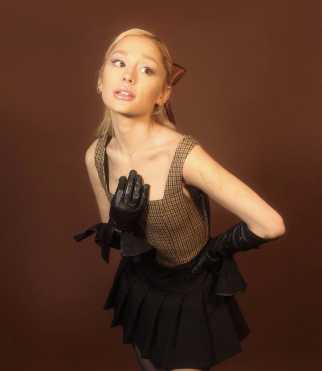 ariana grande via Instagram, post comemorativo de 1 ano de #rembeauty amanhã 😍🫧