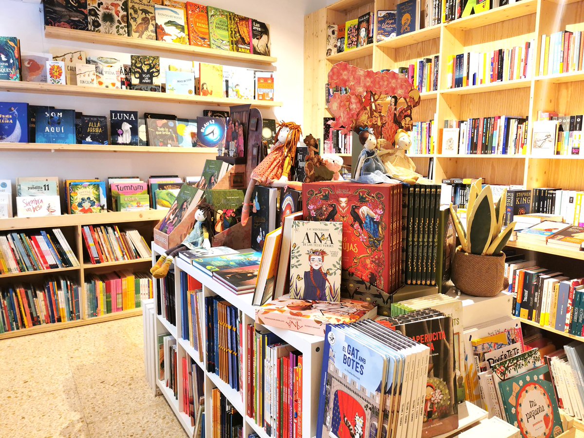 curolletes's tweet photo. 📚 Avui és el Dia de les Llibreries!

Tenim la llibreria més "guapa" que mai, vens a veure-la? 

10% de descompte en tots els llibres només avui! 🎊

T'hi esperem! #Diadelesllibreries #diadelaslibrerias https://t.co/2jvi48xJsL