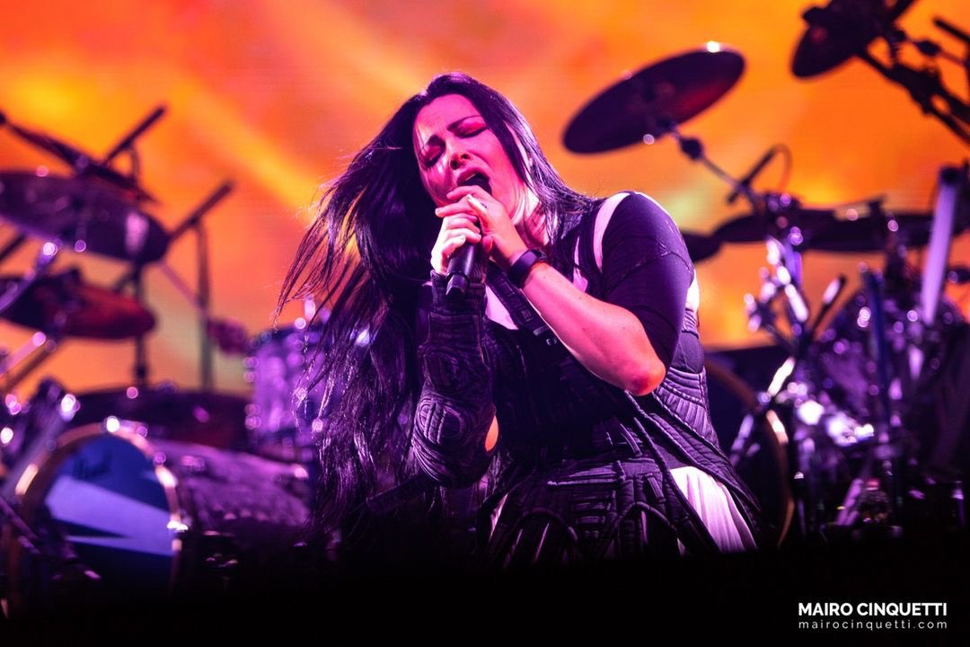 EvaWebsite's tweet photo. Evanescence live at @MediolanumForum of Assago, Milano (10/11/2022)
📸 Mairo Cinquetti for @extramusicmag (part 2)
#WorldCollideTour @evanescence @AmyLeeEV @Tim_McCord @Troy__McLawhorn @WillFnHunt @EmmaAnzai #evanescence https://t.co/huwre5oLW8