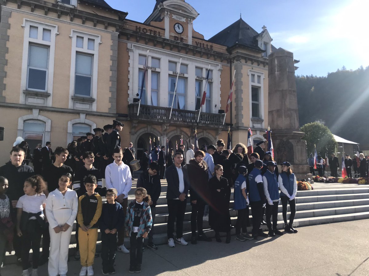 Très belle cérémonie du #11novembre à Cluses. Un grand bravo à tous les élèves.

Je retiendrai cette citation de Paul Valéry lu par un lycéen : « La guerre, c'est le massacre de gens qui ne se connaissent pas, au profit de gens qui se connaissent et ne se massacrent pas. »