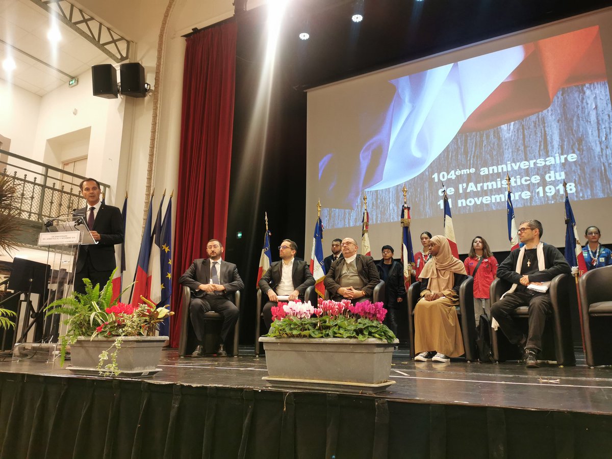 Avec le maire @BOUDYGuillaume Suresnes, nous avons commémoré l'Armistice et Honoré ceux qui se sont battus pour la France. N'oublions pas les sacrifices et l'héritage de nos soldats. Pour la république et pour les générations futures. #suresnes