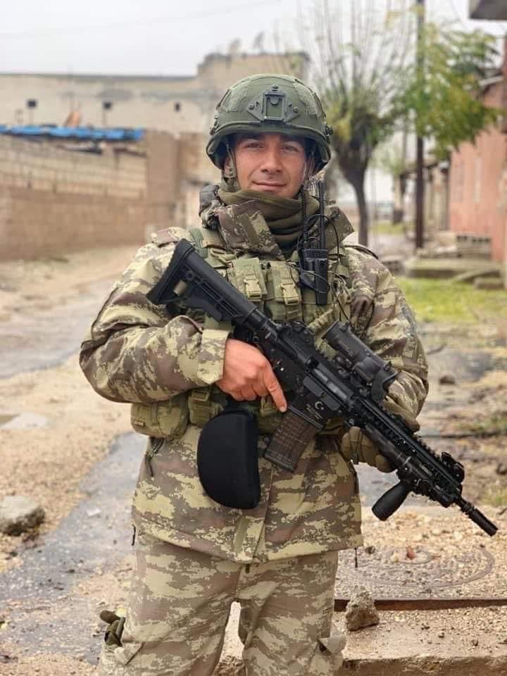 Kuzey Irak’ta pençe kilit operasyonuna şehit olan P Asb Çavuş Emre SEVİNÇ in şehid olması bizleri üzmüştür Şehit Askerimize Allah’tan rahmet diliyorum mekanı cennet olsun Amin kederli ailesine ve Türk silahlı küvetlerimize sabır ve metanet dilerim.