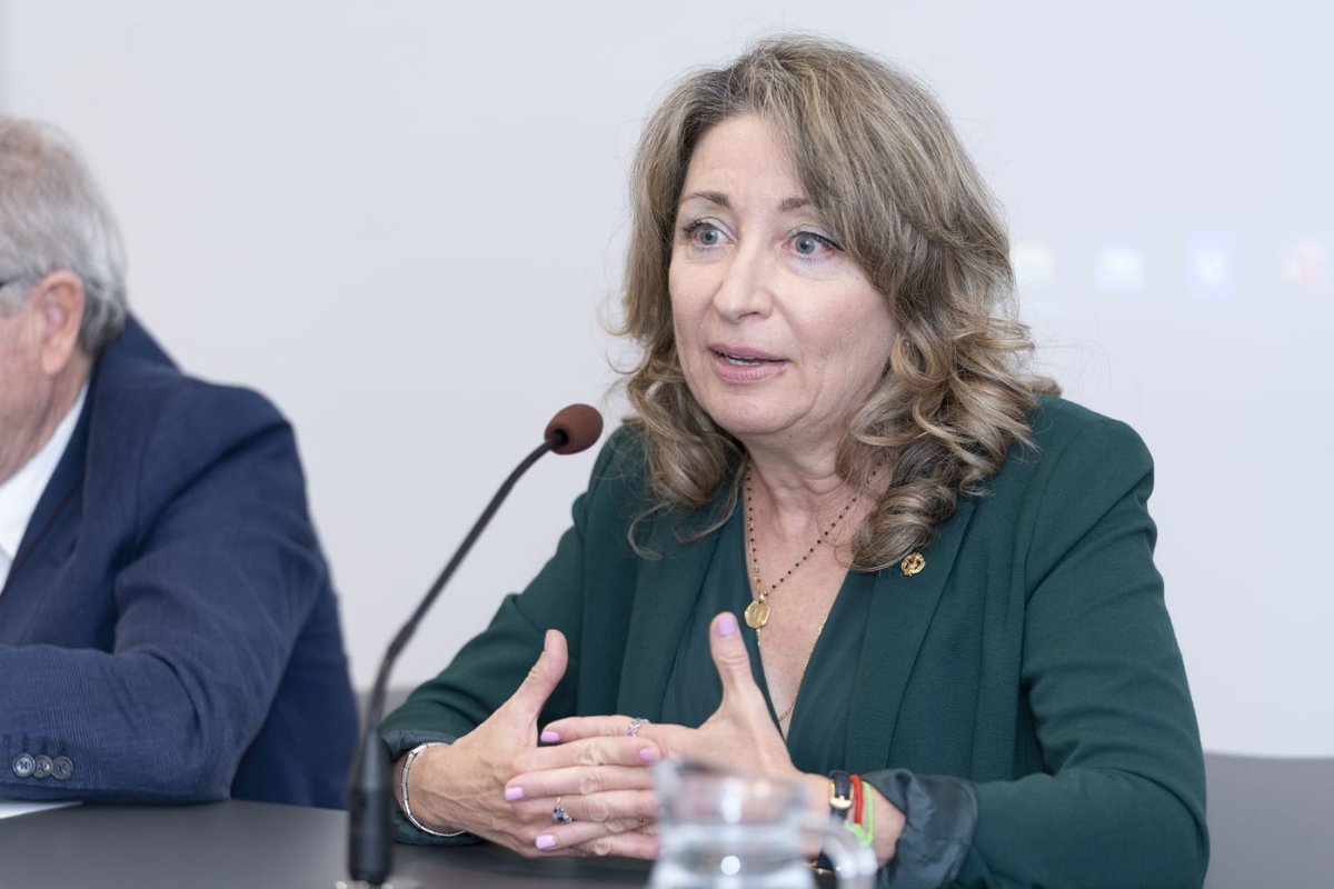 <a href="/_fvea/">FVEA</a> <a href="/uchceu/">Universidad CEU UCH</a> <a href="/medicinaUCH/">Medicina CEU-UCH</a> <a href="/UV_EG/">Universitat València</a> <a href="/medicina_uv/">Fac. Medicina UV</a> <a href="/DraMHurtado/">Dra. Hurtado-sarrio</a> <a href="/SEMG_ES/">SEMG 🩺 #OrgullososDeEstarALaCabecera👩‍⚕️👨‍⚕️</a> La mesa redonda fue inaugurada por:

➡️ Doctora Mercedes Hurtado, presidenta del <a href="/IICOMV/">Colegio de Médicos de Valencia</a>
➡️ José Vicente Guillem, director de actividades de la <a href="/_fvea/">FVEA</a> 
➡️ Doctor José Antonio Costa, especialista en Medicina Familiar en <a href="/CLINICAATENEA/">CLINICA ATENEA</a> y profesor de <a href="/uchceu/">Universidad CEU UCH</a>