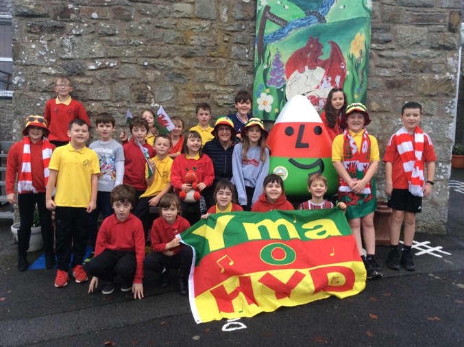 Mwy o ymwelwyr i'r ysgol!  😃Ydych chi'n gallu gweld nhw yng nghanol y plant?  Diolch am alw!  Roedd Mistar Urdd wrth ei fodd. 🤩 <a href="/Urdd/">Urdd Gobaith Cymru</a> #HunlunMistarUrdd