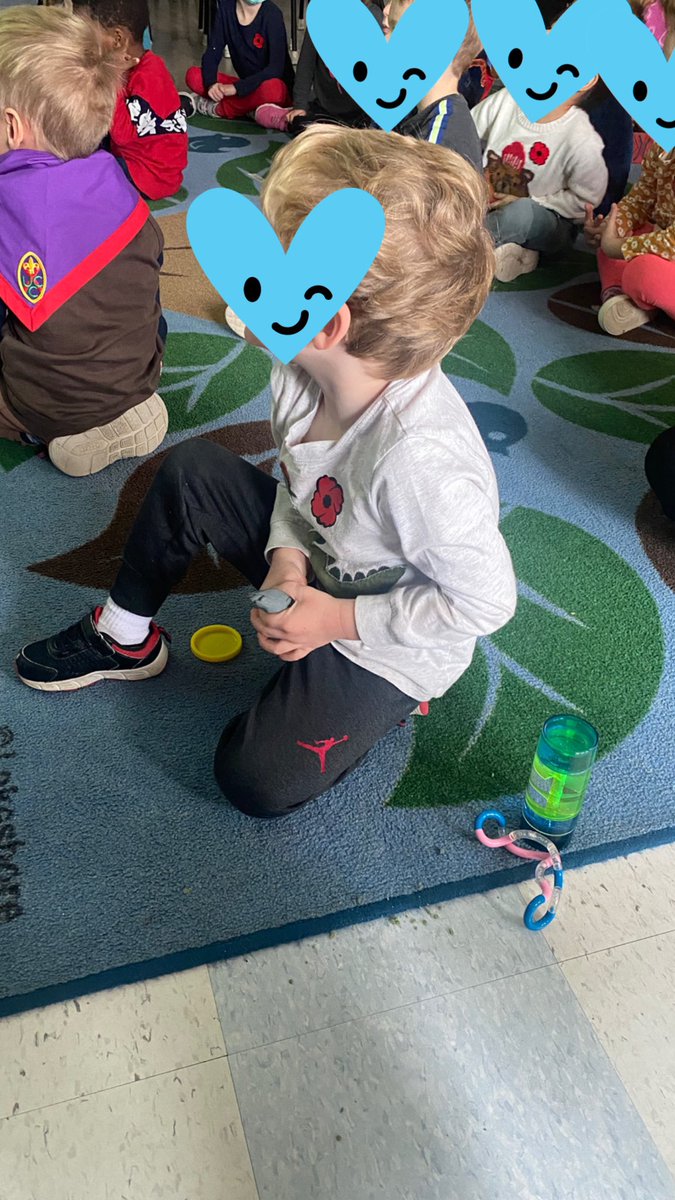 PascaleBrisson's tweet photo. L’apprentissage ressemble aussi à ceci dans notre classe. La recherche montre que le mouvement favorise l'apprentissage car il oblige l'apprenant à utiliser les 2 hémisphères du cerveau. l'apprentissage est plus efficace lorsqu'il implique l'ensemble du cerveau @ecolecatholique https://t.co/2vDcltbHr7