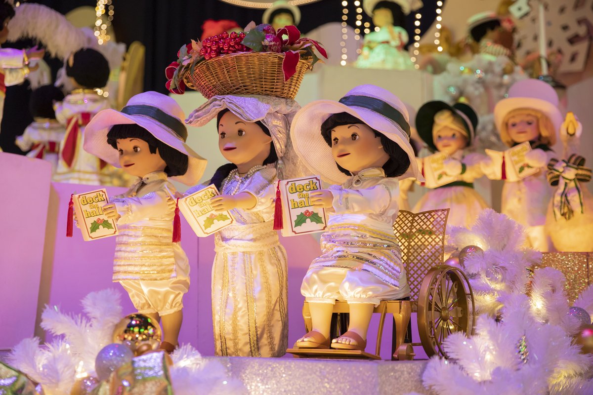.<a href="/Disneyland/">Disneyland Resort</a> unveiled two brand new dolls *in wheelchairs* this morning at "It's a Small World"! Similar additions anticipated at WDW and DLP next year. Photos here sent to me by #Disneyland. Writing up this story soon.